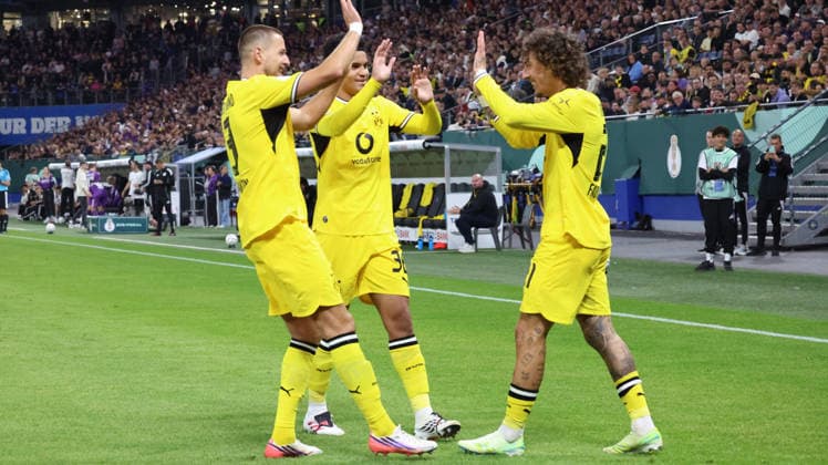 01.09.2026, xrekx, Fussball DFB Pokal 1.Runde, Hamburg-Eimsbütteler Ballsport-Club - Borussia Dortmund v.l. Torjubel nach dem Tor zum celebrating the goal celebrate 0:5 durch Fabio Silva (Borussia Dortmund) Waldemar Anton (Borussia Dortmund) Kaua Prates (Borussia Dortmund) Hamburg *** September 1, 2026, xrekx, Soccer, DFB Cup First Round, Hamburg Eimsbütteler Ballsport Club vs. Borussia Dortmund – Goal celebration after Fabio Silva’s goal (0–5) for Borussia Dortmund; Waldemar Anton (Borussia Dortmund); Kaua Prates (Borussia Dortmund); Hamburg