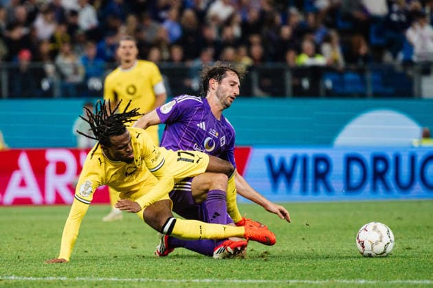 DFB-Pokal: HEBC - Borussia Dortmund, 01.09.2026 Carney Chukwuemeka (Borussia Dortmund, 17) wird von Julius Emil Stegemann (HEBC Hamburg, 24) umgegrätscht, Grätsche; Fußball, DFB-Pokal, 1. Runde: HEBC vs. Borussia Dortmund am 01.09.2026 im Volksparkstadion, Hamburg DFB REGULATIONS PROHIBIT ANY USE OF PHOTOGRAPHS AS IMAGE SEQUENCES AND OR QUASI-VIDEO. *** DFB Cup: HEBC vs. Borussia Dortmund, September 1, 2026—Carney Chukwuemeka (Borussia Dortmund, 17) is tackled by Julius Emil Stegemann (HEBC Hamburg, 24); sliding tackle, soccer, DFB Cup, First Round: HEBC vs. Borussia Dortmund on September 1, 2026, at the Volksparkstadion, Hamburg. DFB regulations prohibit any use of photographs as image sequences and or quasi-video. Copyright: xBEAUTIFULxSPORTS Tonhäuserx
