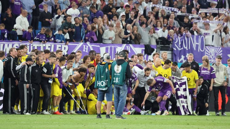 01.09.2026, xrekx, Fussball DFB Pokal 1.Runde, Hamburg-Eimsbütteler Ballsport-Club - Borussia Dortmund v.l. Teamfoto mit den Eimsbütteler Fans ,Stimmung, Schals, Ultras, Zuschauer, Besucher, Choreo, Choreografie, atmosphere, scarves, spectators, visitors Hamburg *** September 1, 2026, xrekx, Soccer DFB Cup 1st Round, Hamburg Eimsbütteler Ballsport Club vs. Borussia Dortmund – Team photo with Eimsbüttel fans, atmosphere, scarves, ultras, spectators, visitors, choreography, Hamburg