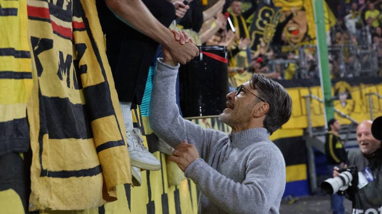 01.09.2026, xrekx, Fussball DFB Pokal 1.Runde, Hamburg-Eimsbütteler Ballsport-Club - Borussia Dortmund v.l. Niko Kovac Trainer (Borussia Dortmund) Mannschaft, Spieler, jubeln nach Spielende, Team, Player, celebrate at the end of the match Fans ,Stimmung, Schals, Ultras, Zuschauer, Besucher, Choreo, Choreografie, atmosphere, scarves, spectators, visitors Hamburg *** September 1, 2026, xrekx, Soccer, DFB Cup First Round, Hamburg Eimsbütteler Ballsport Club vs. Borussia Dortmund, Niko Kovac (Borussia Dortmund Coach), Team, Players, celebrating after the game, Team, players, celebrating at the end of the match; fans, atmosphere, scarves, ultras, spectators, visitors, choreography, Hamburg