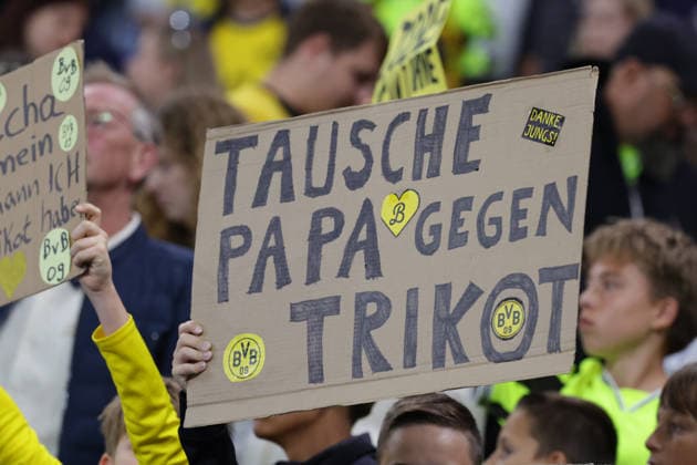 2026.09.01 xfsx DFB-Pokal Erste Runde, Saison 2026 2027 HEBC Hamburg - Borussia Dortmund v.l. Fans, Stimmung, Schals, Trikots, Emotionen, Trikot gegen Papa Tauschen (DFL DFB regulations prohibit any use of photographs as image sequences and or quasi-video. *** September 1, 2026 xfsx DFB Cup First Round, 2026–2027 Season HEBC Hamburg vs. Borussia Dortmund: Fans, Atmosphere, Scarves, Jerseys, Emotions, Swapping Jerseys with Dad DFL and DFB regulations prohibit any use of photographs as image sequences and or quasi-video content Copyright: HMBxMedia FernandoxSoares