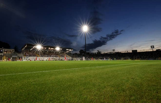 Soccer, Men s, Toto Cup, Round of 16, 2026–2027 Season, TSV 1860 Munich vs. TSV Buchbach, Grünwalder Stadium: Here’s a view inside the Grünwalder Stadium—the municipal stadium on Grünwalder Street—showing the playing field, the main grandstand, and the west curve, as well as the floodlights and the atmosphere at dusk