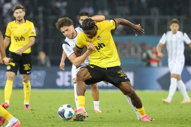 FC Zurich vs. Young Boys, Leandro Schoedler vs. Samuel Essende, September 1, 2026, Zurich, SWITZERLAND, Letzigrund Stadium, Zurich, Soccer, 2026–2027 Season, Men’s Soccer Super League, FC Zurich vs. BSC Young Boys Bern, Leandro Schoedler (left), FCZ vs. Samuel Essende (YB)
