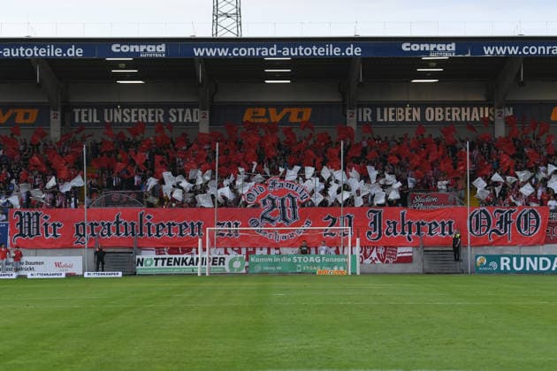 Soccer, Regionalliga West, Matchday 6: Rot Weiß Oberhausen vs. SV Westfalia Rhynern on September 1, 2026, at the Niederrhein Stadium in Oberhausen. Choreographed display in the Oberhausen fan section; banner reading Congratulations on 20 years of OFO (Old Family Oberhausen). xRx