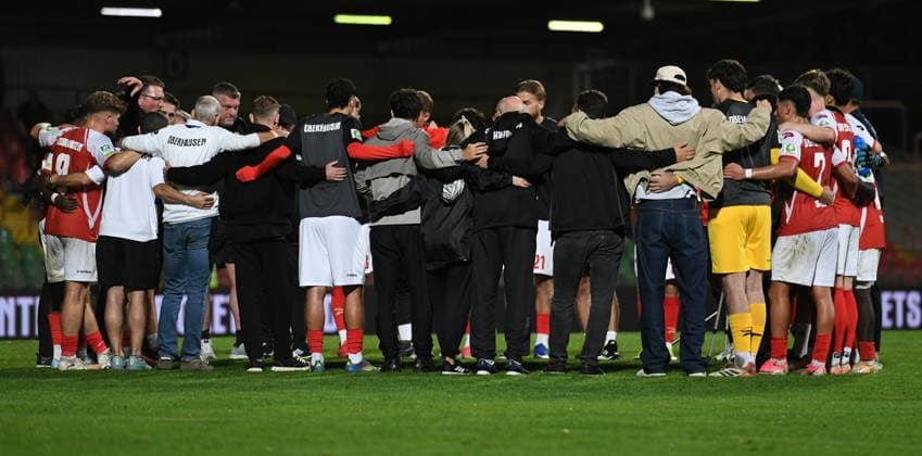 Soccer, Regionalliga West, Matchday 6: Rot-Weiß Oberhausen vs. SV Westfalia Rhynern on September 1, 2026, at the Niederrhein Stadium in Oberhausen. The Rot-Weiß Oberhausen players gather for a post-game huddle. xRx