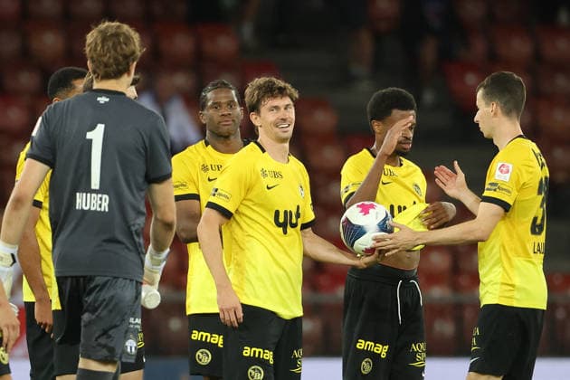 FC Zurich Young Boys Christian Fassnacht Sandro Lauper YB September 1, 2026 Zurich, SWITZERLAND, Letzigrund Stadium, Zurich, Soccer, 2026–2027 Season, Men’s Soccer, Super League, FC Zurich, BSC Young Boys Bern, Sandro Lauper passes the ball to Christian Fassnacht (YB) after the game (3 goals); on the left, goalkeeper Silas Huber (FCZ)