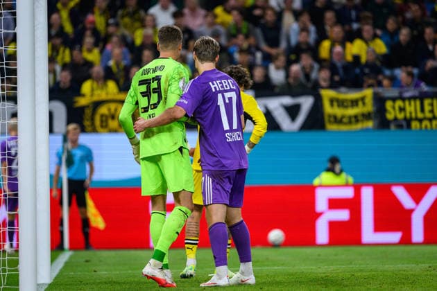 Fußball I Saison 2026-2027 I DFB-Pokal I 1. Runde I HEBC - Borussia Dortmund I 01.09.2026 Alexander Meyer (33, Borussia Dortmund), Robert Schick (17, HEBC Hamburg) Hamburg Volksparkstadion Hamburg Deutschland *** Soccer 2026–2027 Season DFB Cup First Round HEBC vs. Borussia Dortmund September 1, 2026 Alexander Meyer (33), Borussia Dortmund; Robert Schick (17), HEBC Hamburg Hamburg Volksparkstadion, Hamburg, Germany Copyright: xLobecax xHenningxRohlfsx