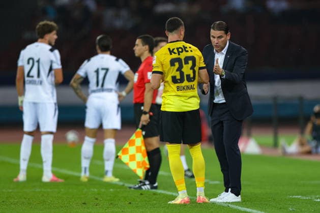 September 1, 2026, Soccer, Brack Super League 2026–27, Matchday 6, FC Zurich vs. BSC Young Boys, Letzigrund Stadium, Zurich, Switzerland. Coach Gerry Seoane of BSC Young Boys (right) giving instructions to Stefan Bukinac (33), BSC Young Boys. Photo by Urs Ottiger