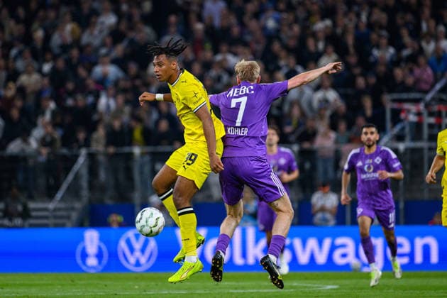 Fußball I Saison 2026-2027 I DFB-Pokal I 1. Runde I HEBC - Borussia Dortmund I 01.09.2026 Filippo Mane (39, Borussia Dortmund), Tjorven Köhler (7, HEBC Hamburg) Hamburg Volksparkstadion Hamburg Deutschland *** Soccer I 2026–2027 Season I DFB Cup I First Round I HEBC vs. Borussia Dortmund I September 1, 2026 Filippo Mane 39, Borussia Dortmund, Tjorven Köhler 7, HEBC Hamburg, Volksparkstadion, Hamburg, Germany Copyright: xLobecax xHenningxRohlfsx