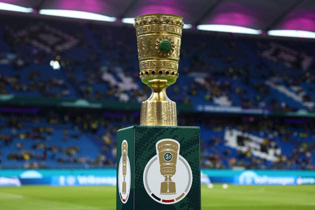 Der DFB-Pokal auf einem Aufsteller im Volksparkstadion. Fußball I Herren I DFB-Pokal I Saison 2026-2027 I 1. Runde I HEBC - Borussia Dortmund I 01.09.2026 I Volksparkstadion *** The DFB Cup on a display stand at the Volksparkstadion Soccer I Men s I DFB Cup I 2026–2027 Season I First Round I HEBC Borussia Dortmund I September 1, 2026 I Volksparkstadion