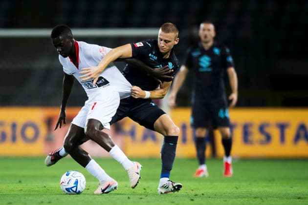 Torino FC v AC Monza - Coppa Italia Omari Forson of AC Monza competes for the ball with Pietro Comuzzo of Torino FC during the Coppa Italia football match between Torino FC and AC Monza. Turin Italy Copyright: xNicolòxCampox