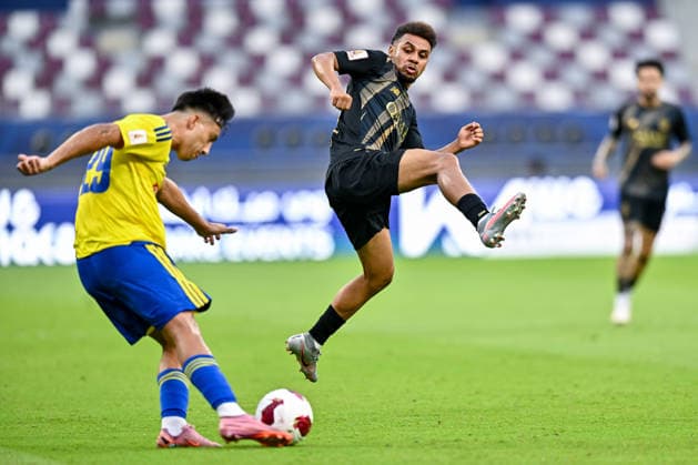 QATAR CUP 2026 SEMI-FINAL MATCH AL-SADD SC AND AL-GHARAFA SC Hashim Ali Ali (R) of Al Sadd SC and Fabricio Diaz of Al-Gharafa SC compete during the Qatar Cup 2026 semi-final match between Al-Sadd SC and Al-Gharafa SC at Khalifa International Stadium in Doha, Qatar, on September 1, 2026. DOHA Qatar Copyright: xNOUSHADx