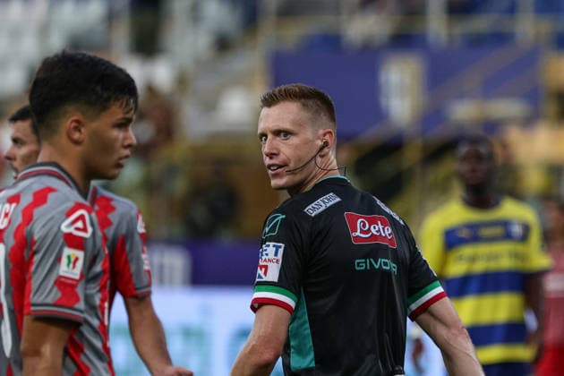 IPA88019468 - Referee Kevin Bonacina in action during the Parma Calcio vs. US Cremonese match in the Italian Coppa Italia in Parma, Italy, on September 1, 2026  Copyright: xLorenzoxCattani IPAxSportx xx 88019468