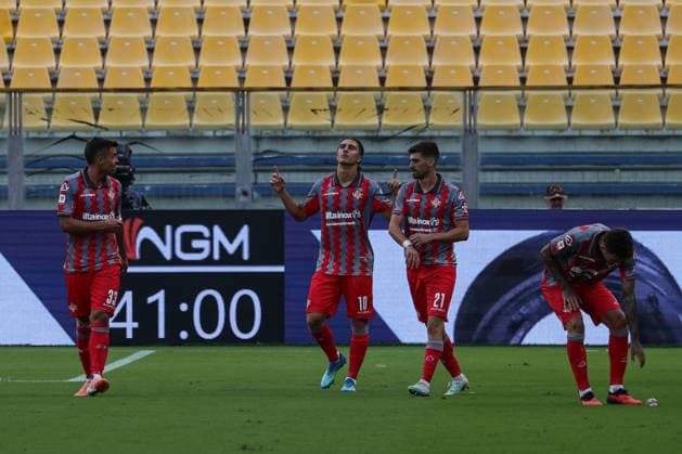IPA88019470 - Cremonese s Adin Licina celebrates with his teammates after scoring the goal that made the score 0-2 during the Coppa Italia match between Parma Calcio and US Cremonese in Parma, Italy, on September 1, 2026  Copyright: xLorenzoxCattani IPAxSportx xx 88019470