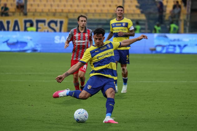 IPA88019465 - Parma s Jose David Romero kicks the ball during the Parma Calcio vs. US Cremonese Coppa Italia match in Parma, Italy, on September 1, 2026  Copyright: xLorenzoxCattani IPAxSportx xx 88019465