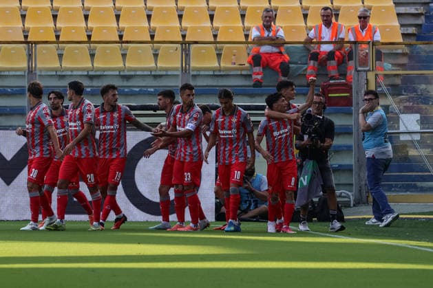 IPA88019478 - Cremonese s Simone Lottici Tessadri celebrates with his teammates after scoring the goal that made the score 0-1 during the Coppa Italia match between Parma Calcio and US Cremonese in Parma, Italy, on September 1, 2026  Copyright: xLorenzoxCattani IPAxSportx xx 88019478