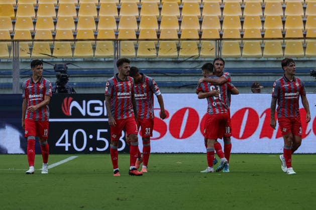 IPA88019479 - Cremonese s Adin Licina celebrates with his teammates after scoring the goal that made it 0-2 during the Coppa Italia match between Parma Calcio and US Cremonese in Parma, Italy, on September 1, 2026  Copyright: xLorenzoxCattani IPAxSportx xx 88019479