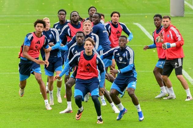 Jason Bissi-Mouelle Bakery Jatta Sebastiaan Bornauw Otto Stange Patson Daka ( HSV ) am Ball Seitfallzieher Deutschland , Hamburg , Volksparkstadion Trainingsgelände , Fussball , 1. Bundesliga , Training des Hamburger SV *** Jason Bissi, Mouelle Bakery, Jatta, Sebastiaan Bornauw, Otto Stange, Patson Daka, HSV in Action, Scissor Kick, Germany, Hamburg, Volksparkstadion Training Facility, Soccer, Bundesliga 1, Hamburger SV Training