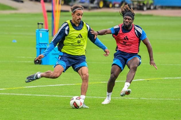 Yussuf Poulsen Terem Moffi ( HSV ) am Ball Deutschland , Hamburg , Volksparkstadion Trainingsgelände , Fussball , 1. Bundesliga , Training des Hamburger SV *** Yussuf Poulsen, Terem Moffi, HSV in Action—Germany, Hamburg, Volksparkstadion Training Facility, Soccer, Bundesliga 1, Hamburger SV Training Session
