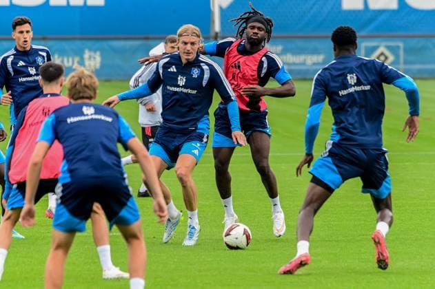 Sebastiaan Bornauw Terem Moffi ( HSV ) am Ball Deutschland , Hamburg , Volksparkstadion Trainingsgelände , Fussball , 1. Bundesliga , Training des Hamburger SV *** Sebastiaan Bornauw, Terem Moffi, HSV in Action—Germany, Hamburg, Volksparkstadion Training Facility, Soccer, Bundesliga 1, Hamburger SV Training