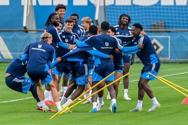 Sebastiaan Bornauw Jordan Torunarigha Vieira Fabio Capaldo Nicolás Louis Lemke Shafiq Nandja Kofi Amoako Bilal Nadir Terem Moffi Lokonga Albert Sambi ( HSV ) Spass beim Aufwärmen Deutschland , Hamburg , Volksparkstadion Trainingsgelände , Fussball , 1. Bundesliga , Training des Hamburger SV *** Sebastiaan Bornauw, Jordan Torunarigha Vieira, Fabio Capaldo, Nicolás Louis Lemke, Shafiq Nandja, Kofi Amoako, Bilal Nadir, Terem Moffi, Lokonga, Albert Sambi, HSV, Having Fun During Warm-ups, Germany, Hamburg, Volksparkstadion Training Facility, Soccer, 1. Bundesliga, Hamburger SV training session