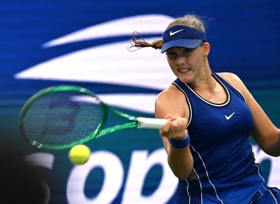 (260902) -- NEW YORK, Sept. 2, 2026 -- Russia s Mirra Andreeva returns a shot during the women s singles first round match against Indonesia s Janice Tjen at the 2025 US Open tennis championships in New York, the United States, Sept. 1, 2026. ) (SP)U.S.-NEW YORK-TENNIS-US OPEN-WOMEN S SINGLES LixRui 
