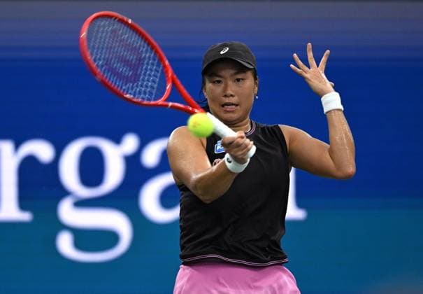 (260902) -- NEW YORK, Sept. 2, 2026 -- Indonesia s Janice Tjen returns a shot during the women s singles first round match against Mirra Andreeva of Russia at the 2025 US Open tennis championships in New York, the United States, Sept. 1, 2026. ) (SP)U.S.-NEW YORK-TENNIS-US OPEN-WOMEN S SINGLES LixRui 
