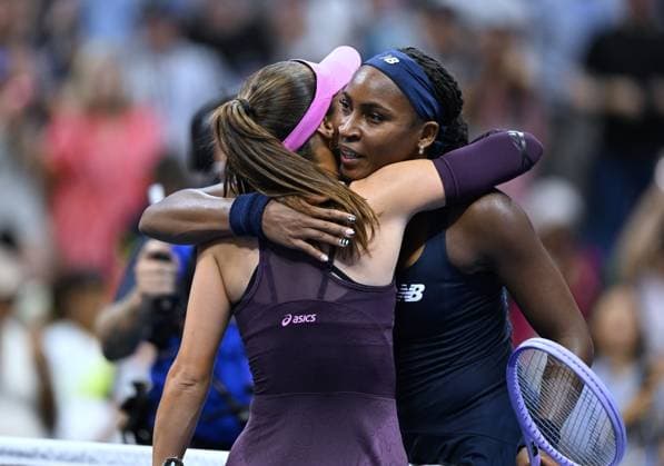 (260902) -- NEW YORK, Sept. 2, 2026 -- Coco Gauff (R) of the United States hugs Zeynep Sonmez of T¨¹rkiye after their women s singles first round match at the 2026 US Open tennis championships in New York, the United States, Sept. 1, 2026. ) (SP)U.S.-NEW YORK-TENNIS-US OPEN-WOMEN S SINGLES LixRui 