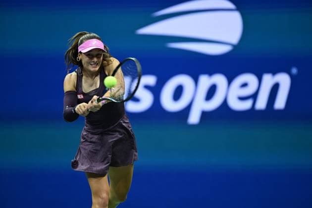 (260902) -- NEW YORK, Sept. 2, 2026 -- Zeynep Sonmez of T¨¹rkiye hits a return during the women s singles first round match between Coco Gauff of the United States and Zeynep Sonmez of T¨¹rkiye at the 2026 US Open tennis championships in New York, the United States, Sept. 1, 2026. ) (SP)U.S.-NEW YORK-TENNIS-US OPEN-WOMEN S SINGLES LixRui 