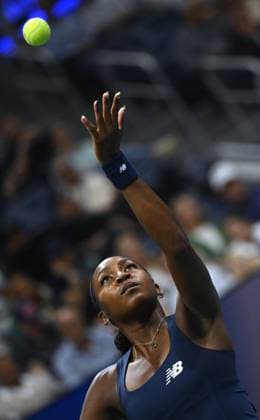 (260902) -- NEW YORK, Sept. 2, 2026 -- Coco Gauff of the United States serves during the women s singles first round match between Coco Gauff of the United States and Zeynep Sonmez of T¨¹rkiye at the 2026 US Open tennis championships in New York, the United States, Sept. 1, 2026. ) (SP)U.S.-NEW YORK-TENNIS-US OPEN-WOMEN S SINGLES LixRui 