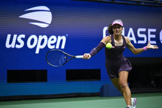 (260902) -- NEW YORK, Sept. 2, 2026 -- Zeynep Sonmez of T¨¹rkiye hits a return during the women s singles first round match between Coco Gauff of the United States and Zeynep Sonmez of T¨¹rkiye at the 2026 US Open tennis championships in New York, the United States, Sept. 1, 2026. ) (SP)U.S.-NEW YORK-TENNIS-US OPEN-WOMEN S SINGLES LixRui 
