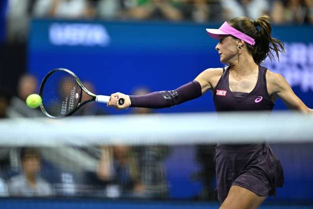 (260902) -- NEW YORK, Sept. 2, 2026 -- Zeynep Sonmez of T¨¹rkiye hits a return during the women s singles first round match between Coco Gauff of the United States and Zeynep Sonmez of T¨¹rkiye at the 2026 US Open tennis championships in New York, the United States, Sept. 1, 2026. ) (SP)U.S.-NEW YORK-TENNIS-US OPEN-WOMEN S SINGLES LixRui 