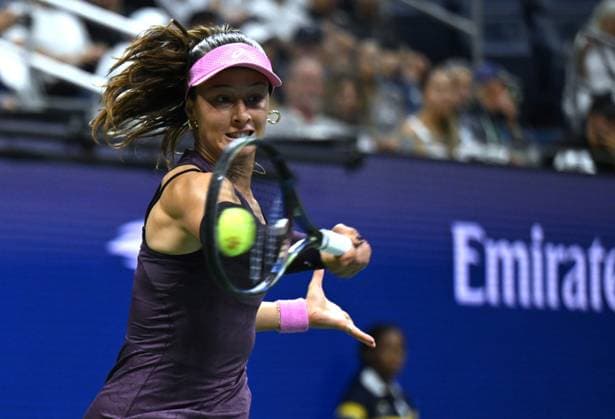 (260902) -- NEW YORK, Sept. 2, 2026 -- Zeynep Sonmez of T¨¹rkiye hits a return during the women s singles first round match between Coco Gauff of the United States and Zeynep Sonmez of T¨¹rkiye at the 2026 US Open tennis championships in New York, the United States, Sept. 1, 2026. ) (SP)U.S.-NEW YORK-TENNIS-US OPEN-WOMEN S SINGLES LixRui 