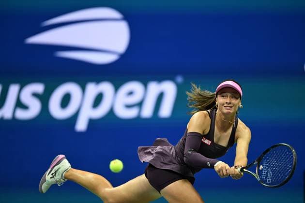 (260902) -- NEW YORK, Sept. 2, 2026 -- Zeynep Sonmez of T¨¹rkiye hits a return during the women s singles first round match between Coco Gauff of the United States and Zeynep Sonmez of T¨¹rkiye at the 2026 US Open tennis championships in New York, the United States, Sept. 1, 2026. ) (SP)U.S.-NEW YORK-TENNIS-US OPEN-WOMEN S SINGLES LixRui 