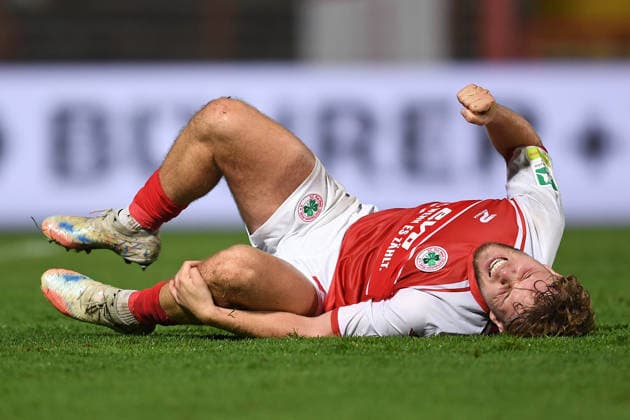 Soccer Regionalliga West, Matchday 6: Rot-Weiß Oberhausen vs. SV Westfalia Rhynern on September 1, 2026, at the Niederrhein Stadium in Oberhausen. Timur Mehmet Kesim (Oberhausen) is injured on the ground. xRx