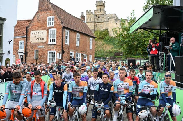 2026 Lloyds Tour of Britain Men Picture by Zac Williams SWpix.com - 02 09 2026 - Cycling - UCI ProSeries - 2026 Lloyds Tour of Britain Men - Stage 1: Lincoln to Lincoln (182.5km) - The Peloton lineup to observe a moment of applause in memory of Finlay Tarling Cycling Copyright: x xSWpix.comx(t axPhotographyxHubxLtd)xZacxWilliams SWpix.comx SWP-3030-21746