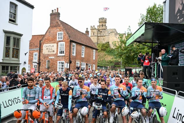 2026 Lloyds Tour of Britain Men Picture by Zac Williams SWpix.com - 02 09 2026 - Cycling - UCI ProSeries - 2026 Lloyds Tour of Britain Men - Stage 1: Lincoln to Lincoln (182.5km) - The Peloton lineup to observe a moment of applause in memory of Finlay Tarling Cycling Copyright: x xSWpix.comx(t axPhotographyxHubxLtd)xZacxWilliams SWpix.comx SWP-3030-21747