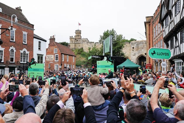 2026 Lloyds Tour of Britain Men Picture by Alex Whitehead SWpix.com - 02 09 2026 - Cycling - UCI ProSeries - 2026 Lloyds Tour of Britain Men - Stage 1: Lincoln to Lincoln (182.5km) - The Peloton roll out of Lincoln Copyright: x xSWpix.comx(t axPhotographyxHubxLtd)xAlexxWhitehead SWpix.comx SWP-3030-21753