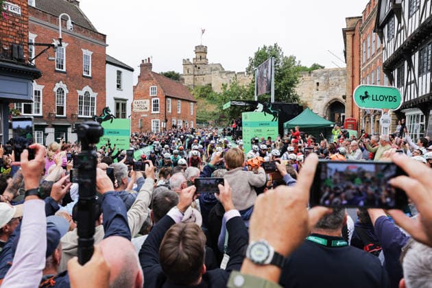 2026 Lloyds Tour of Britain Men Picture by Alex Whitehead SWpix.com - 02 09 2026 - Cycling - UCI ProSeries - 2026 Lloyds Tour of Britain Men - Stage 1: Lincoln to Lincoln (182.5km) - The Peloton roll out of Lincoln Copyright: x xSWpix.comx(t axPhotographyxHubxLtd)xAlexxWhitehead SWpix.comx SWP-3030-21754