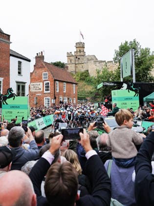 2026 Lloyds Tour of Britain Men Picture by Alex Whitehead SWpix.com - 02 09 2026 - Cycling - UCI ProSeries - 2026 Lloyds Tour of Britain Men - Stage 1: Lincoln to Lincoln (182.5km) - The Peloton roll out of Lincoln Copyright: x xSWpix.comx(t axPhotographyxHubxLtd)xAlexxWhitehead SWpix.comx SWP-3030-21755