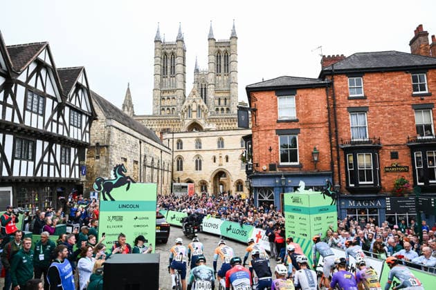 2026 Lloyds Tour of Britain Men Picture by Simon Wilkinson SWpix.com - 02 09 2026 - Cycling - UCI ProSeries - 2026 Lloyds Tour of Britain Men - Stage 1: Lincoln to Lincoln (182.5km) - The Peloton roll out of Lincoln Copyright: x xSWpix.comx(t axPhotographyxHubxLtd)xSimonxWilkinson SWpix.comx SWP-3030-21757
