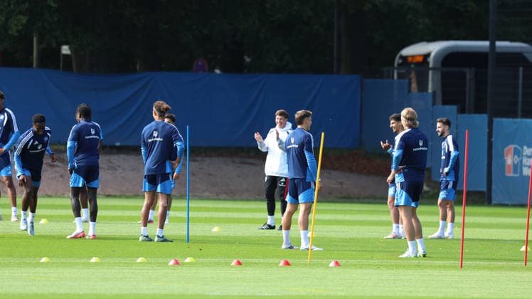 02.09.2026, xrekx, Fussball 1.Bundesliga, Hamburger SV - Training v.l. Merlin Polzin Trainer (Hamburger SV) gibt Anweisungen, gestikuliert, mit den Armen gestikulieren gives instructions, gesticulate Hamburg *** September 2, 2026, xrekx, Soccer, Bundesliga 1, Hamburger SV Training: Merlin Polzin, Hamburger SV coach, gives instructions, gestures with his arms, Hamburg