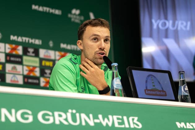 02.09.2026, GER, Fußball, Herren, 1. Bundesliga, Saison 2026 2027, Spielervorstellung, SV Werder Bremen Youri Regeer ( Werder Bremen, 44 ) wird im Rahmen einer Pressekonferenz vorgestellt, Bremen Weserstadion Bremen Deutschland *** September 2, 2026, GER, Soccer, Men s, 1. Bundesliga, 2026–2027 Season, Player Introduction, SV Werder Bremen: Youri Regeer, age 44, is introduced at a press conference at the Weserstadion in Bremen, Germany Copyright: xNordphoto Maasx