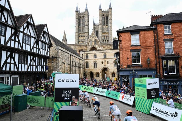 2026 Lloyds Tour of Britain Men Picture by Simon Wilkinson SWpix.com - 02 09 2026 - Cycling - UCI ProSeries - 2026 Lloyds Tour of Britain Men - Stage 1: Lincoln to Lincoln (182.5km) - The Peloton as they pass the main stage in Lincoln Copyright: x xSWpix.comx(t axPhotographyxHubxLtd)xSimonxWilkinson SWpix.comx SWP-3030-21801