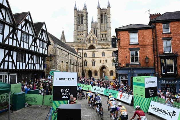 2026 Lloyds Tour of Britain Men Picture by Simon Wilkinson SWpix.com - 02 09 2026 - Cycling - UCI ProSeries - 2026 Lloyds Tour of Britain Men - Stage 1: Lincoln to Lincoln (182.5km) - The Peloton as they pass the main stage in Lincoln Copyright: x xSWpix.comx(t axPhotographyxHubxLtd)xSimonxWilkinson SWpix.comx SWP-3030-21802