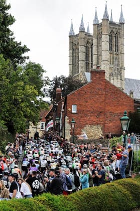 2026 Lloyds Tour of Britain Men Picture by Alex Whitehead SWpix.com - 02 09 2026 - Cycling - UCI ProSeries - 2026 Lloyds Tour of Britain Men - Stage 1: Lincoln to Lincoln (182.5km) - The Peloton as they climb the cobbles in Lincoln Copyright: x xSWpix.comx(t axPhotographyxHubxLtd)xAlexxWhitehead SWpix.comx SWP-3030-21804