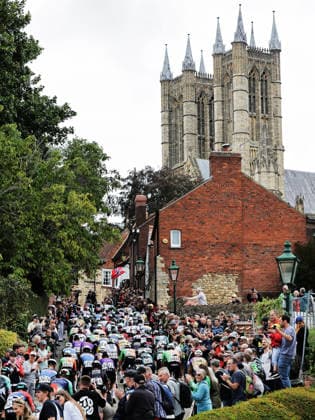 2026 Lloyds Tour of Britain Men Picture by Alex Whitehead SWpix.com - 02 09 2026 - Cycling - UCI ProSeries - 2026 Lloyds Tour of Britain Men - Stage 1: Lincoln to Lincoln (182.5km) - The Peloton as they climb the cobbles in Lincoln Copyright: x xSWpix.comx(t axPhotographyxHubxLtd)xAlexxWhitehead SWpix.comx SWP-3030-21806