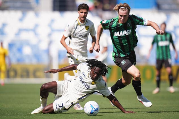 SassuoloÕs Kristian Thorstvedt fights for the ball with FrosinoneÕs Wisdom Amey during the Round of 16 of Frecciarossa Italian Cup 2026 2027 match between Sassuolo and Frosinone at Mapei Stadium Cittˆ del Tricolore - Soccer - Reggio Emilia, Italy - Wednesday September 2, 2026  Copyright: xMassimoxPaolone LaPressex