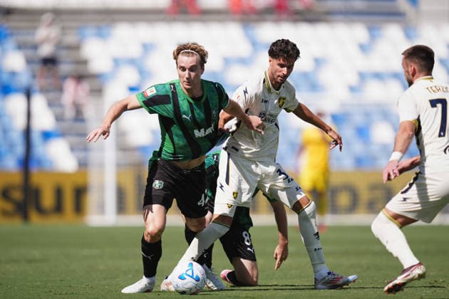 SassuoloÕs Kristian Thorstvedt fights for the ball with FrosinoneÕs Anouar El Azzouzi during the Round of 16 of Frecciarossa Italian Cup 2026 2027 match between Sassuolo and Frosinone at Mapei Stadium Cittˆ del Tricolore - Soccer - Reggio Emilia, Italy - Wednesday September 2, 2026  Copyright: xMassimoxPaolone LaPressex