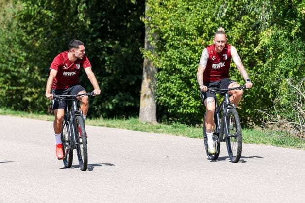 l-r: Arijon Ibrahimovic 21 (FC Augsburg) und Marius Wolf 27 (FC Augsburg) kommen mit dem Fahrrad zum Training, Training FC Augsburg, Fussball, 1. Bundesliga, Saison 2026 27, 02.09.2026 Augsburg Bayern Deutschland *** l r Arijon Ibrahimovic, 21, of FC Augsburg, and Marius Wolf, 27, of FC Augsburg, ride their bikes to practice; FC Augsburg practice; soccer; Bundesliga 1; 2026–27 season; February 9, 2026; Augsburg, Bavaria, Germany Copyright: xkolbert-press ChristianxKolbertx